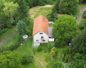 Predám dom s veľjým pozemkom v lese.