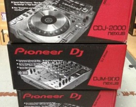 2 x Pioneer CDJ-2000 Nexus & 1x DJM 900 Nexus Mixer + Coffin Case + Headphones